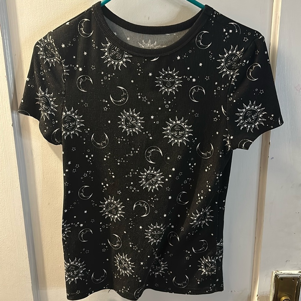 No boundaries, sun and moon print top